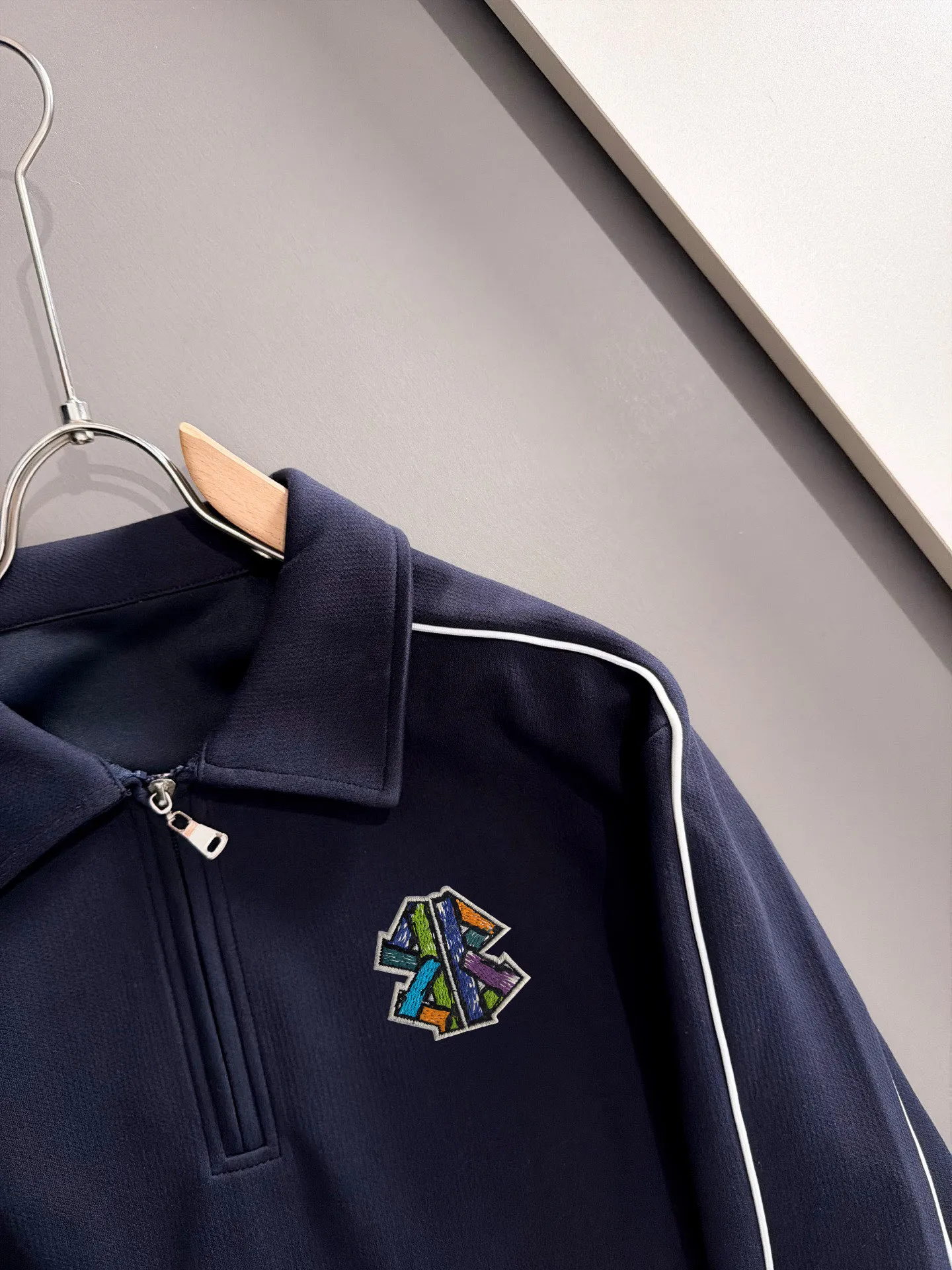 Paris Clover exclusively launches the 2026 autumn and winter New Arrival long-sleeved sweatshirts for men and women. Same Style. Many stars have the same style. Craftsmanship that ordinary small workshops cannot copy. No matter in terms of materials, detail restoration and craftsmanship, we are not afraid of any challenges, just to provide you with wonderful products. Compare the top Original versions at will. No expense is spared just to make it better. Unique imported fabric feel. Purely imported German machine production. Precision operation. Thousands of needles density. A complete set of New Arrival accessories with three standards can be customized simultaneously. Versatile upper body is fashionable, a perfect choice for autumn and winter, and a must-have item. Sizes table: M-4XL (please state your height and weight when placing an order)